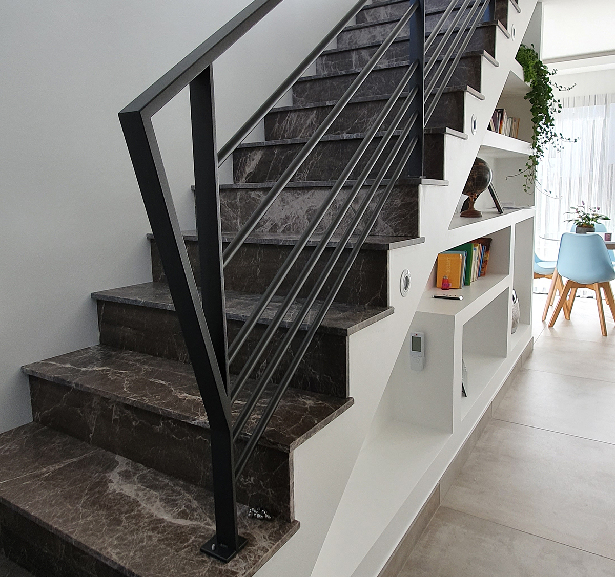 Pose d'un escalier droit avec une rambarde métallique à Rezé